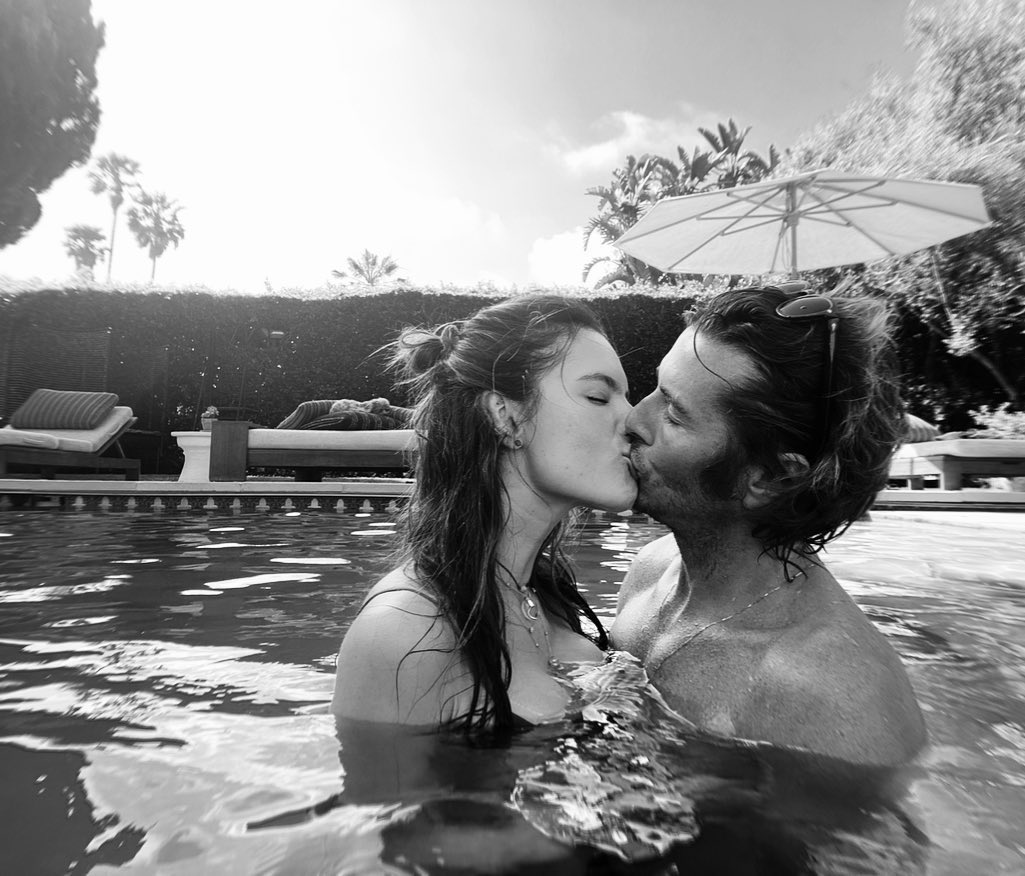 В бассейне в объятиях любимого: Алессандра Амбросио растрогала романтичными фото со своим бойфрендом