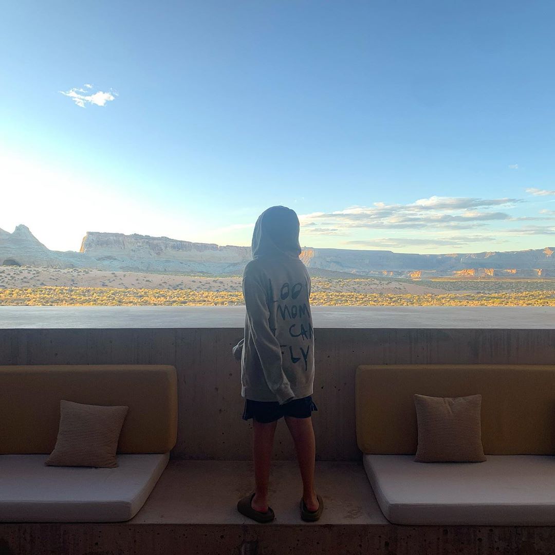 Какие они хорошенькие! Кортни Кардашьян умилила сеть фото с подросшими детьми