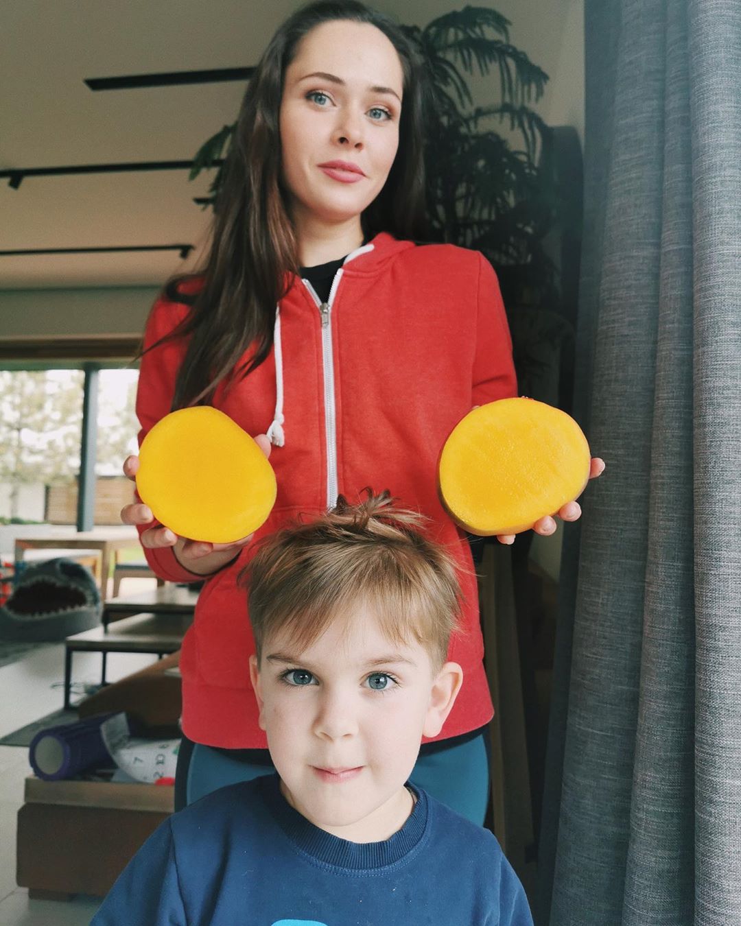 Вылитый папа: солистка The Hardkiss без макияжа показала подросшего сына