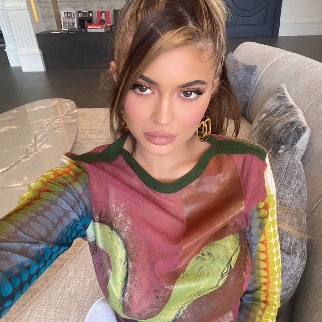 Занадто красива: Кайлі Дженнер блищить у &quot;хижому&quot; вбранні і з новою зачіскою