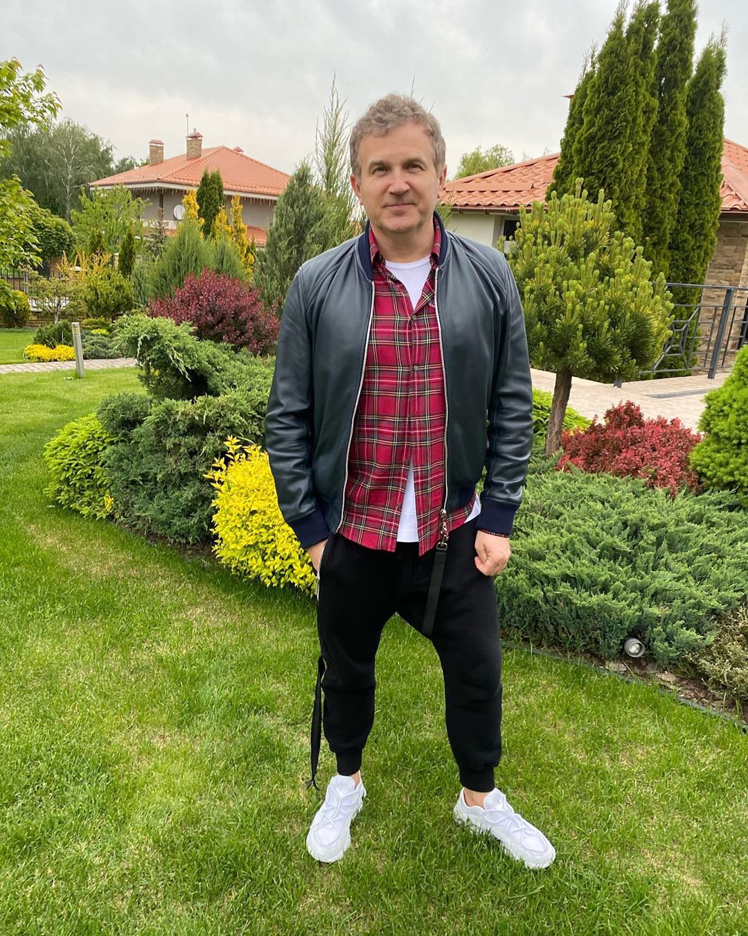 Піймали хлопця, буде наш: Осадча та Горбунов зачарували весняними кадрами з сином