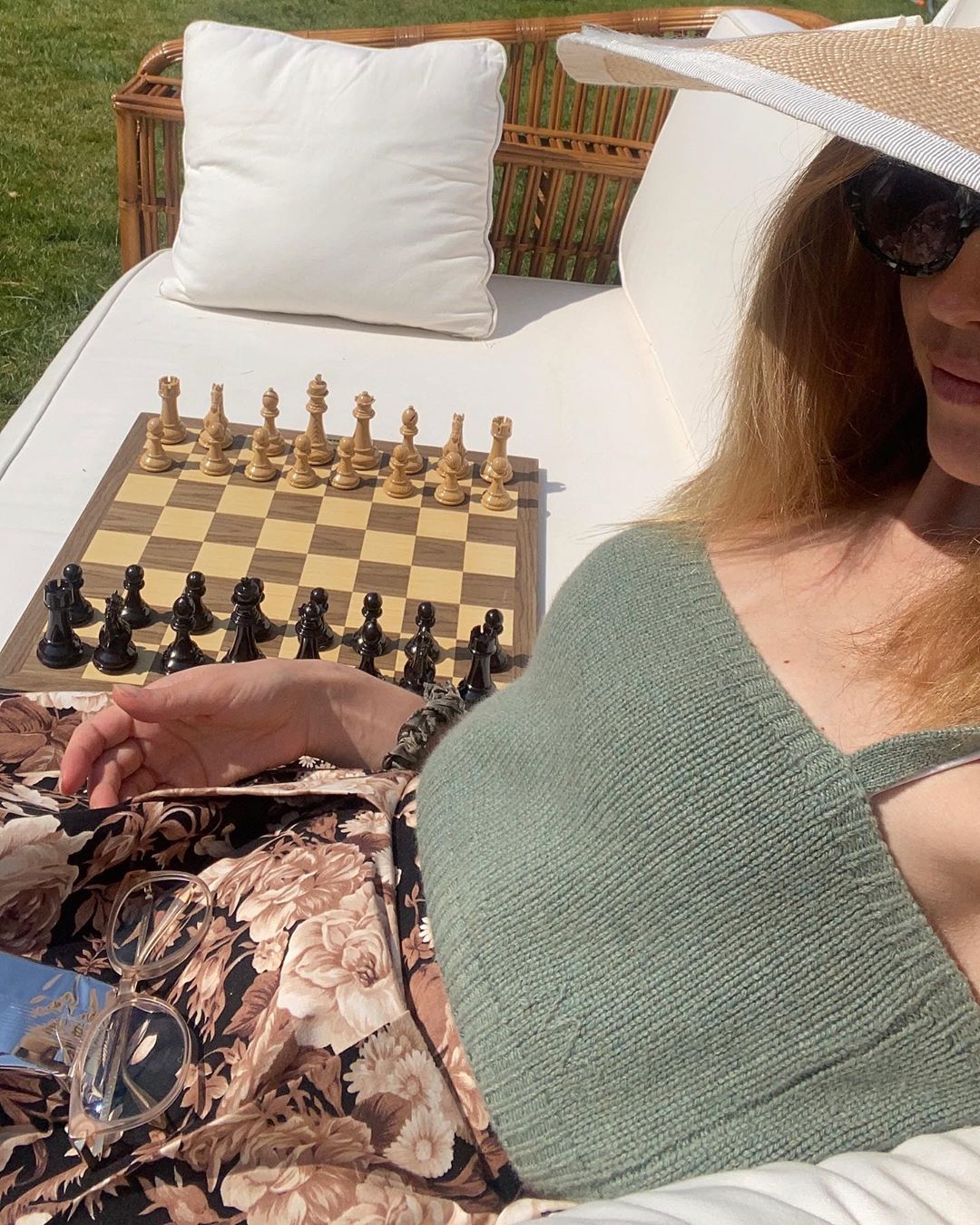 У в'язаному топі і квітчастій спідниці: Наталія Водянова захопила ідеальною фігурою в стильному вбранні