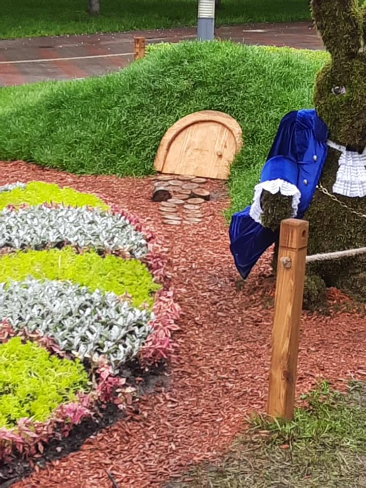 Красота Киева не нужна: вандалы испортили клумбу в парке &quot;Победа&quot;