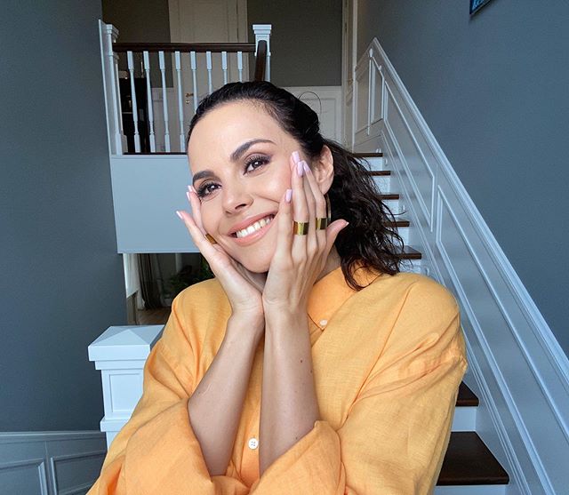 Улыбчивая Настя Каменских поделилась своей радостью и восхитила цветущим видом