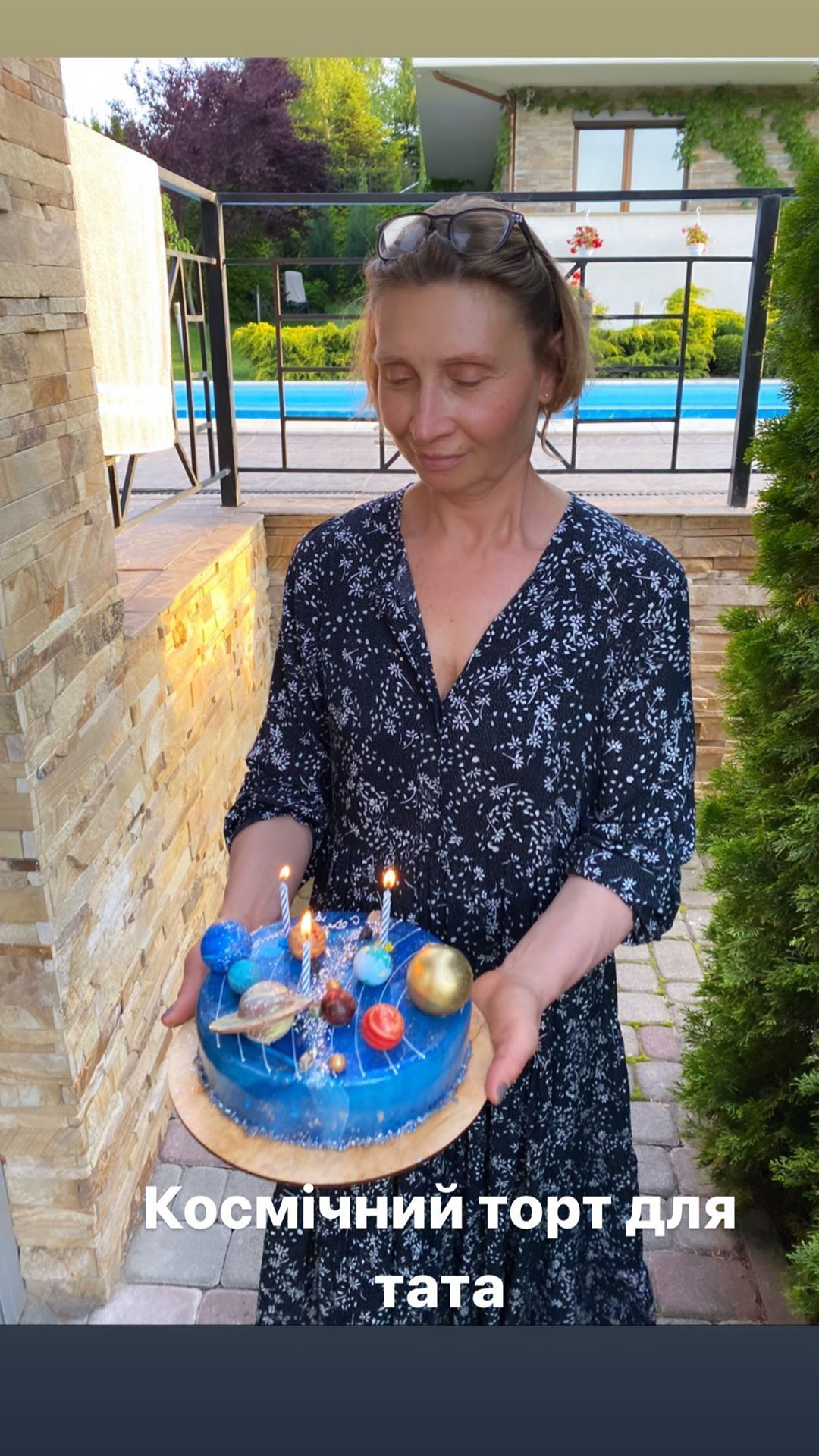 Папина дочка: Катя Осадчая показала редкое фото с родителями и впечатлила подарком для папы