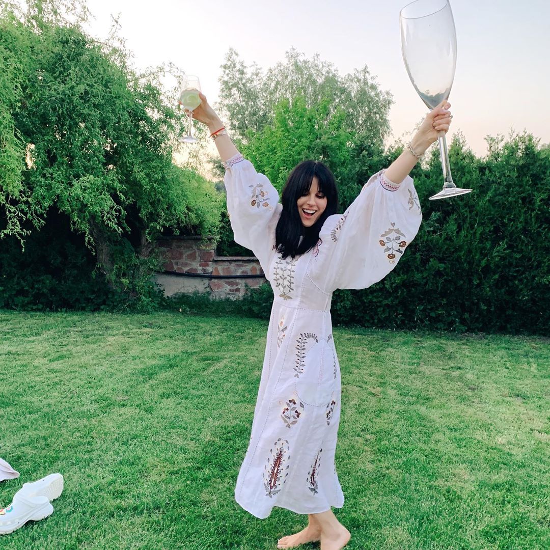 В платье-вышиванке и с огромным бокалом: Маша Ефросинина устроила веселую вечеринку