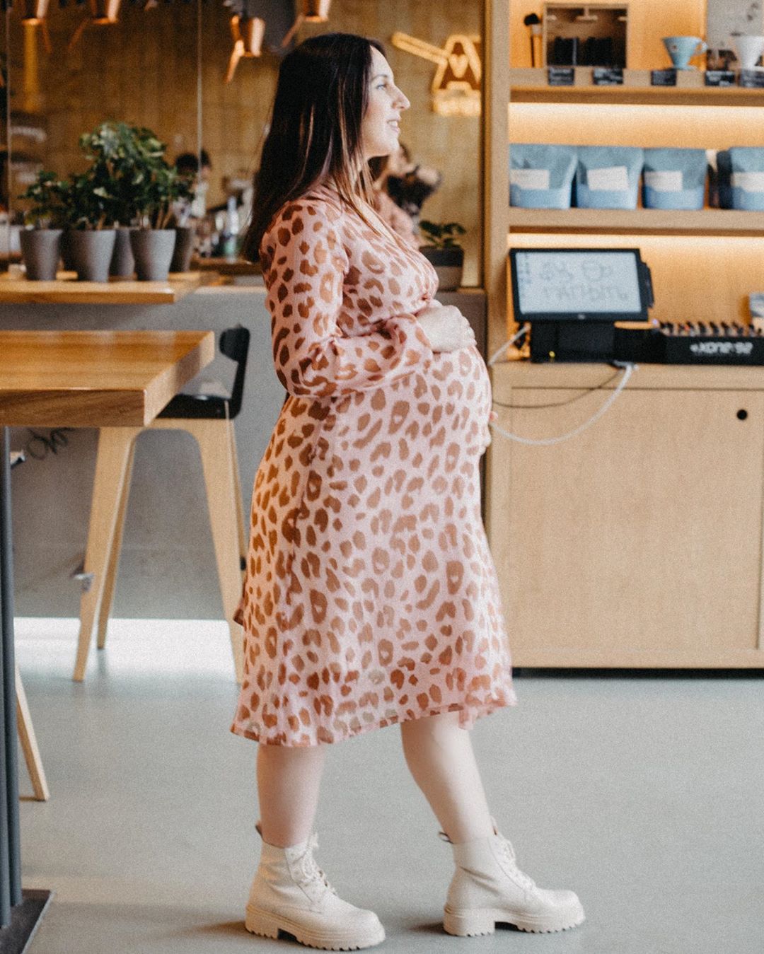 Увірватися в літо: вагітна Джамала показала, як релаксує у басейні