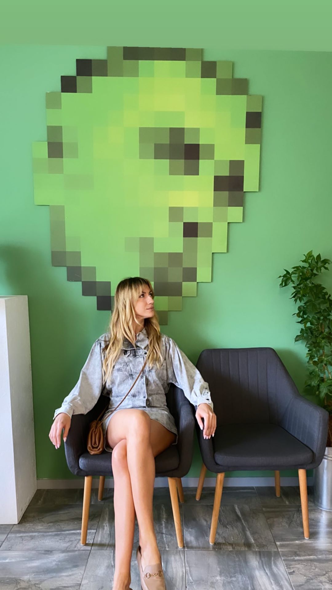 Мужчины падают: Леся Никитюк в экстра-мини восхитила длиной ножек и приобщилась к прекрасному