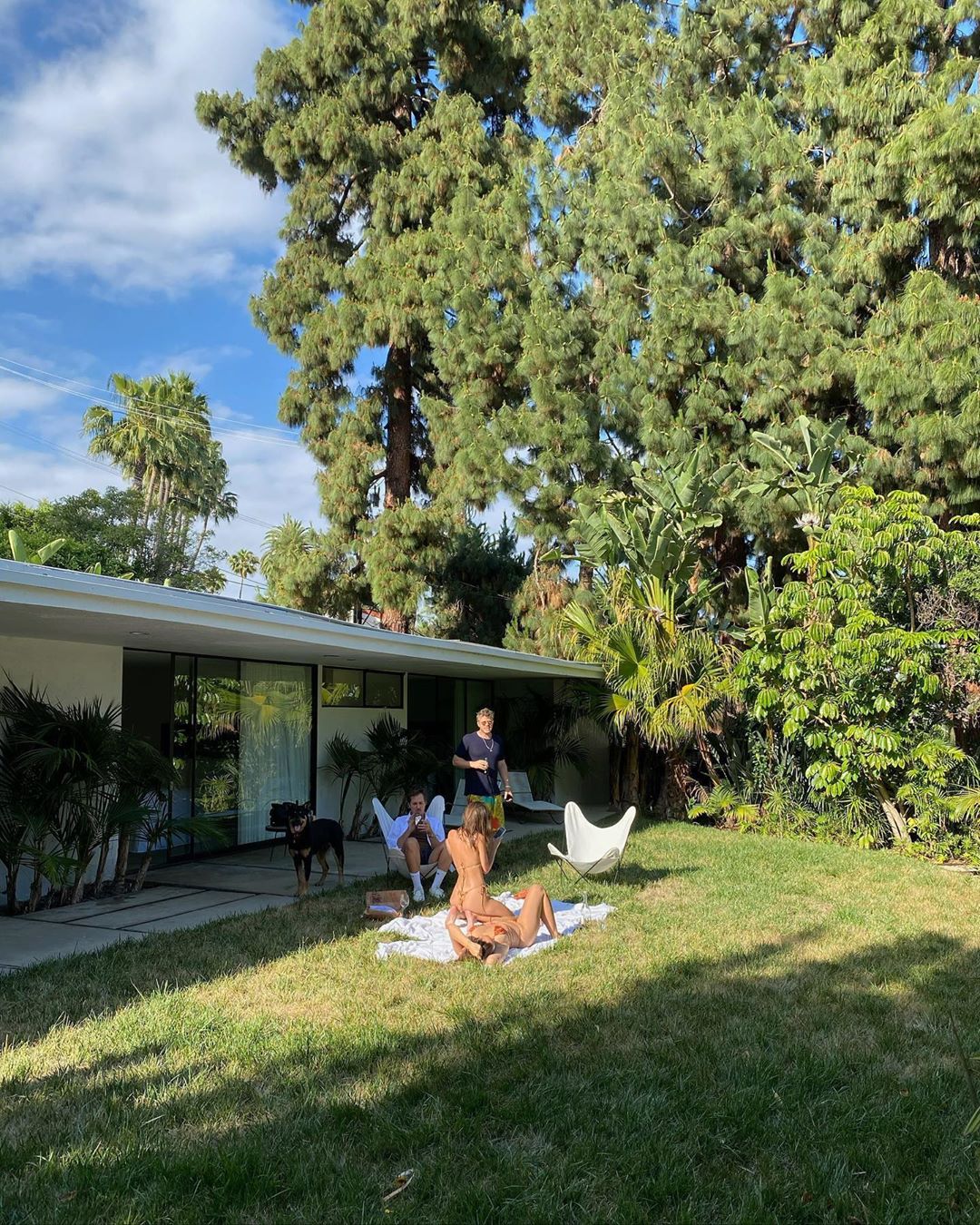 Идеальная семья: Эмили Ратаковски показала редкие домашние кадры с любимым мужем