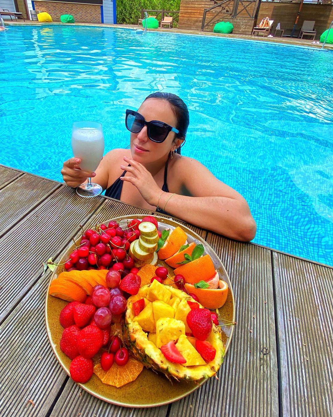 Увірватися в літо: вагітна Джамала показала, як релаксує у басейні