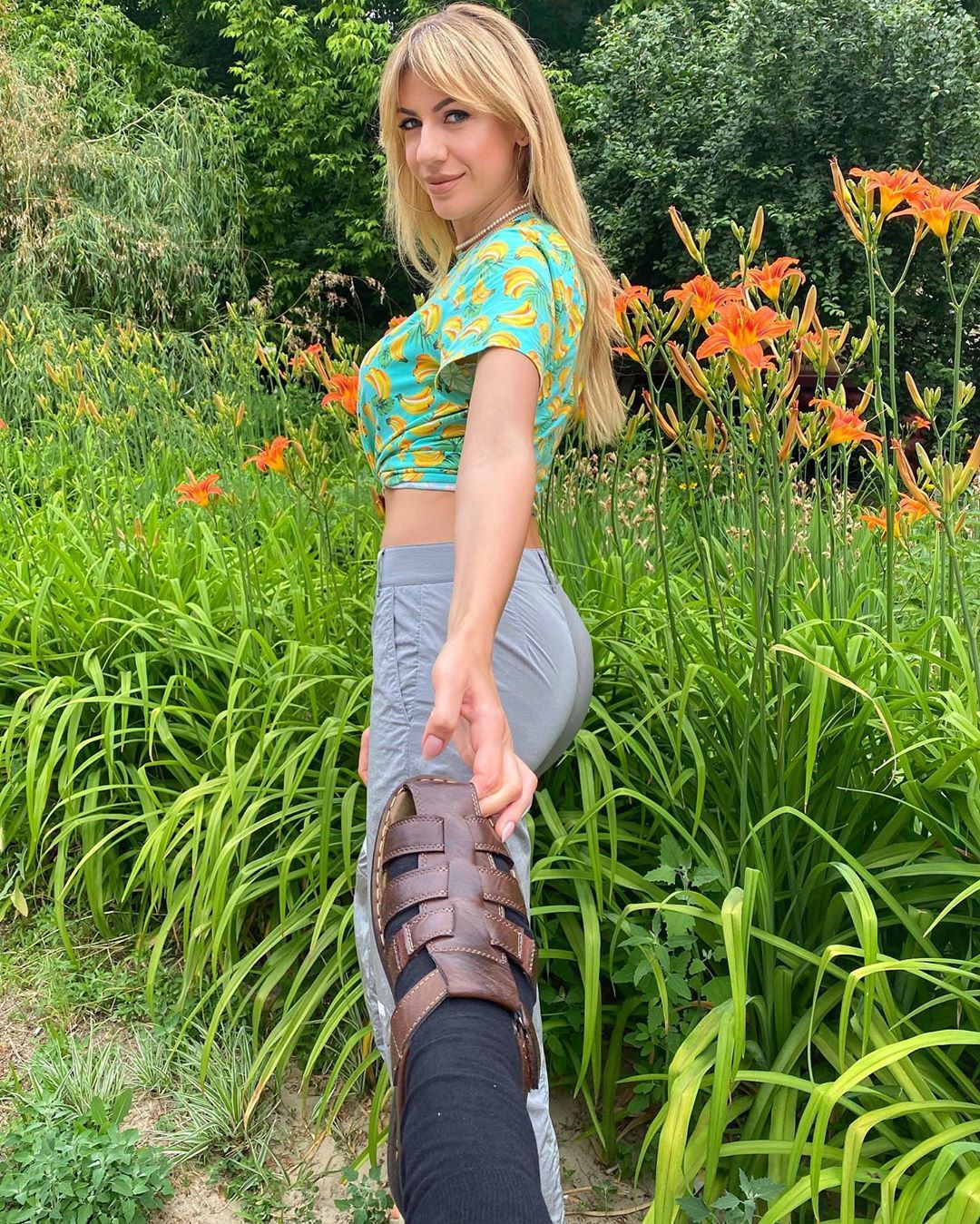 "Зніми з нього шкарпетки": Леся Нікітюк спантеличила мережу кумедними фото з колегою