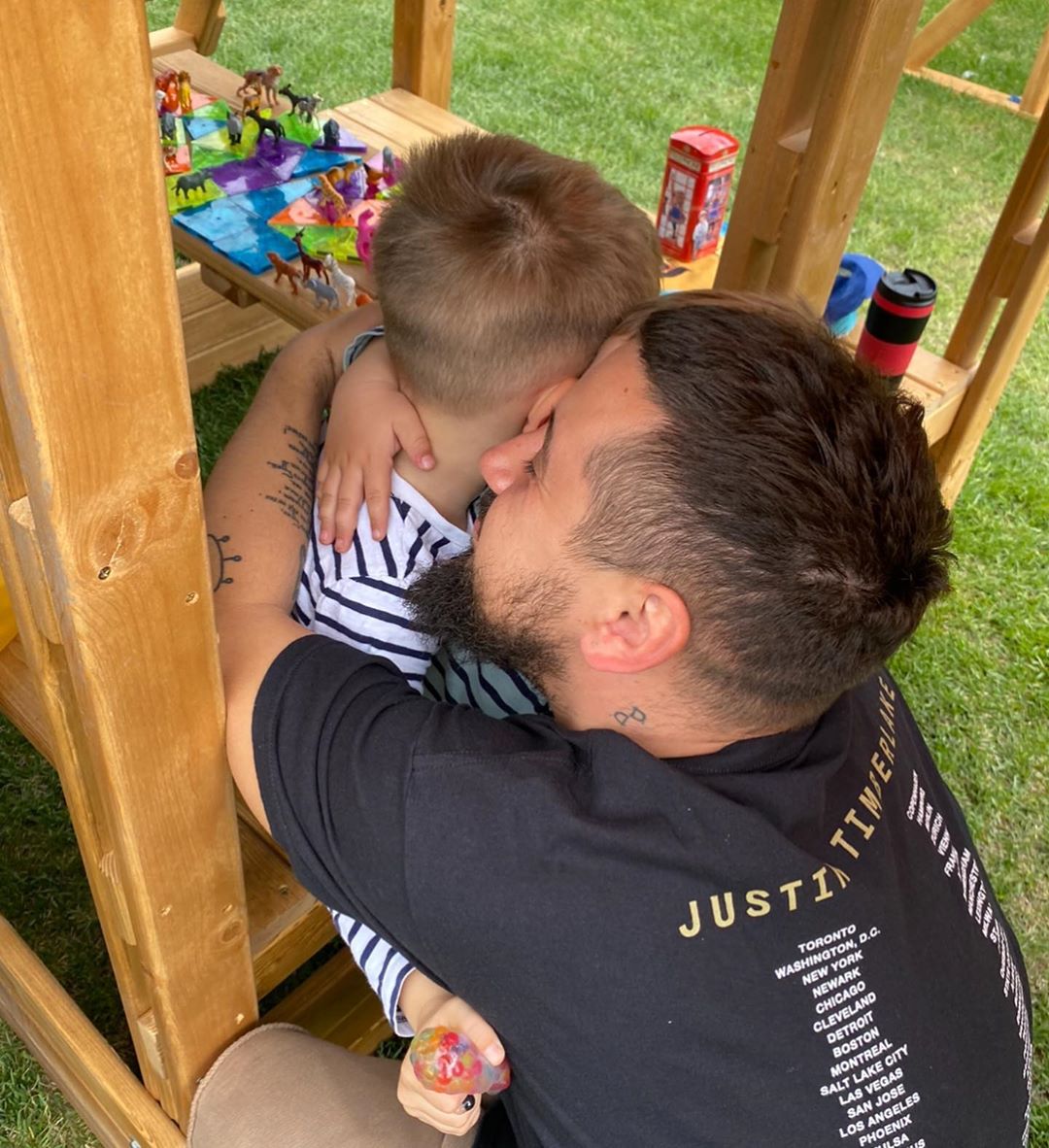 Идеальный папа: жена MONATIK'а растрогала сеть нежными фото певца с сыновьями