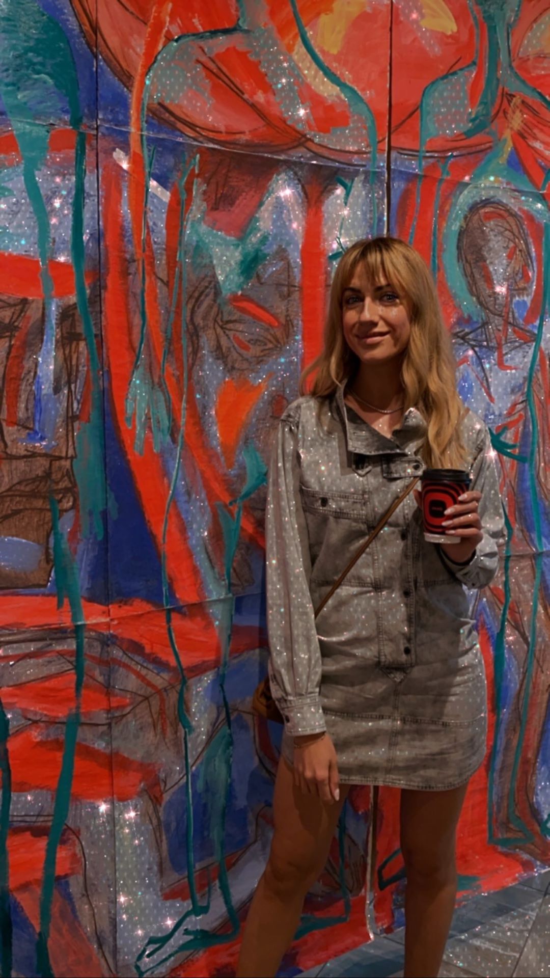 Мужчины падают: Леся Никитюк в экстра-мини восхитила длиной ножек и приобщилась к прекрасному