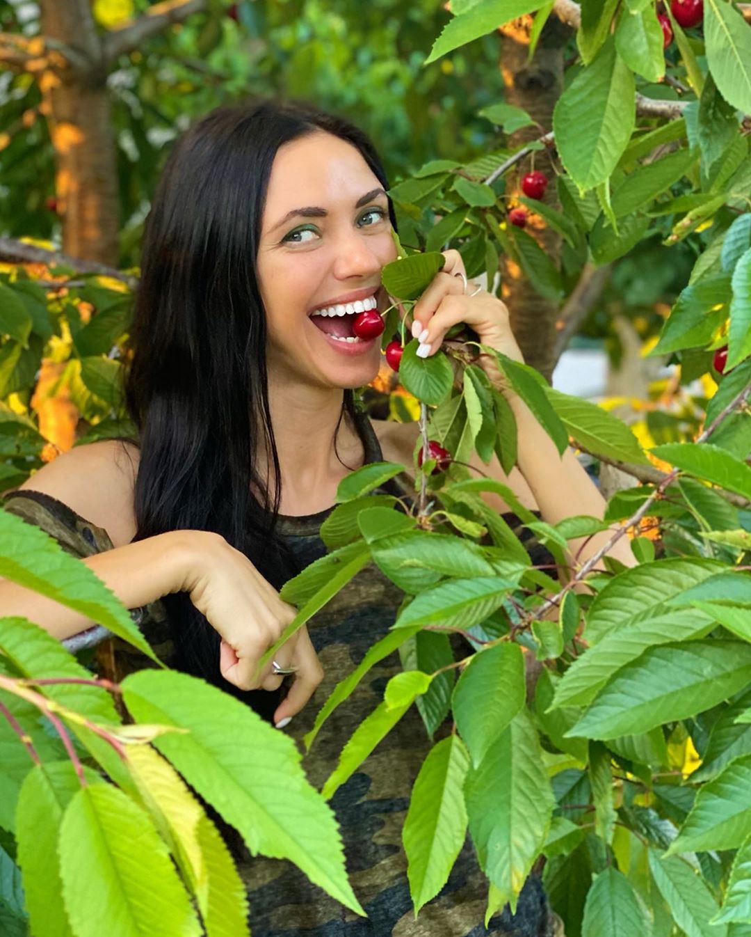 Досить дражнити: Віка з НеАнгелів апетитно ласує черешнею прямо з дерева