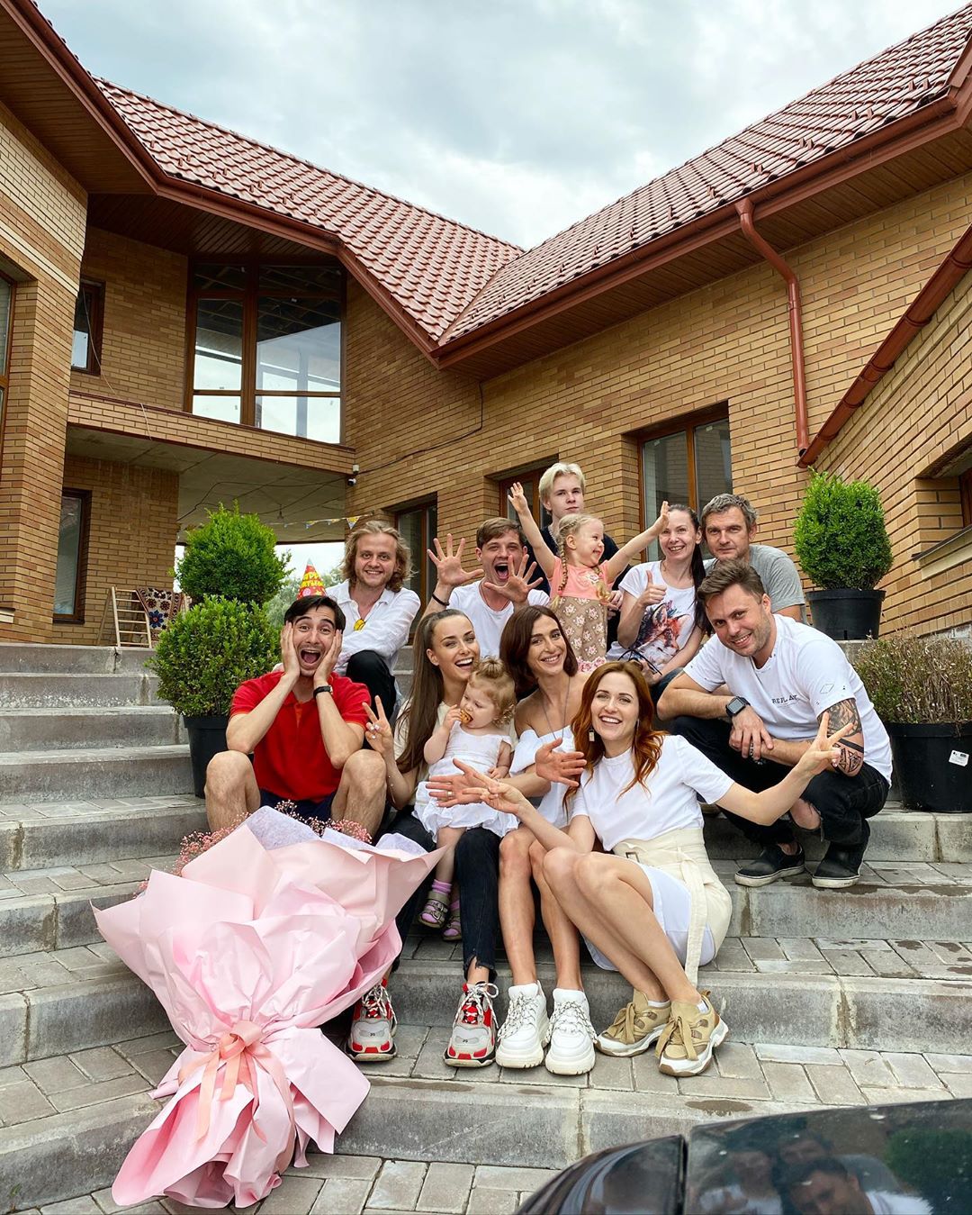 "Холостячка" Ксения Мишина показала, как ее носили на руках в день рождения