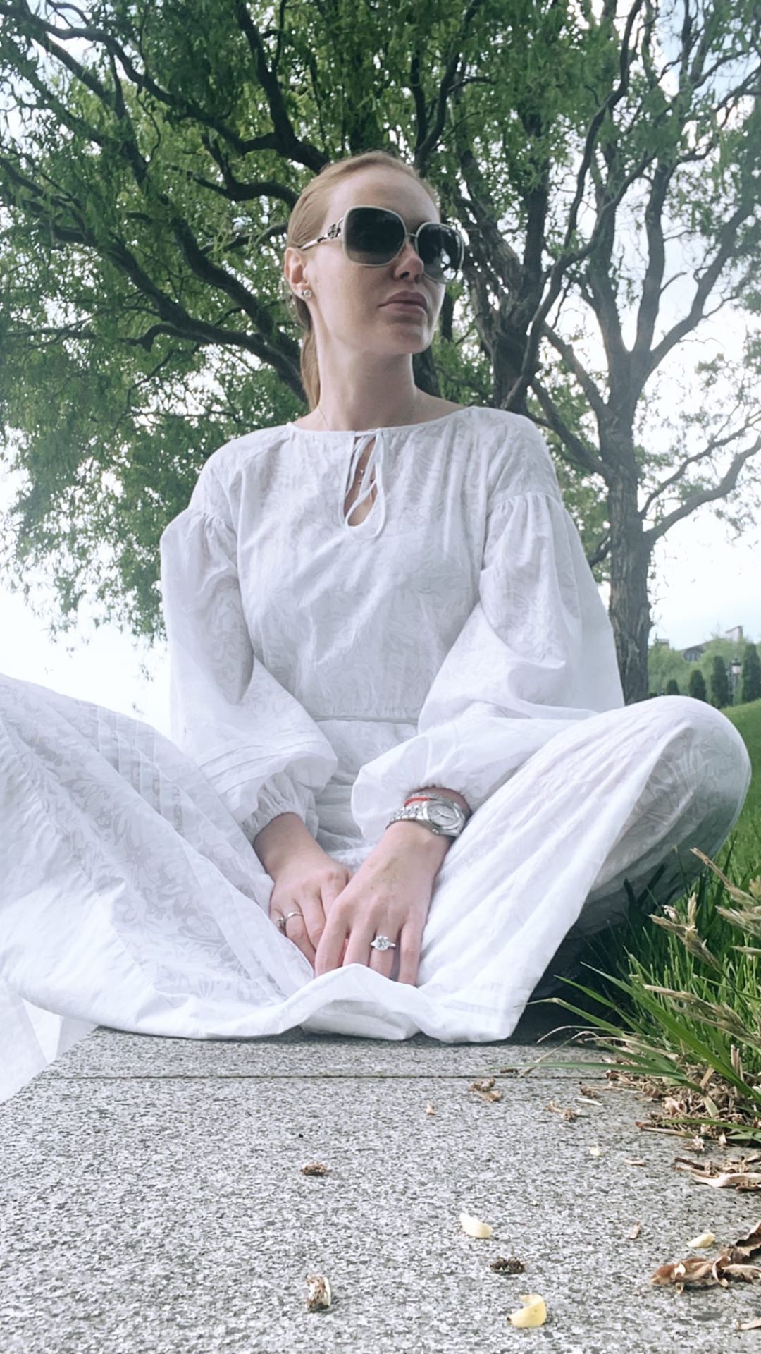 Гумор та краса: Слава Камінська вирушила на пляж у весільній сукні