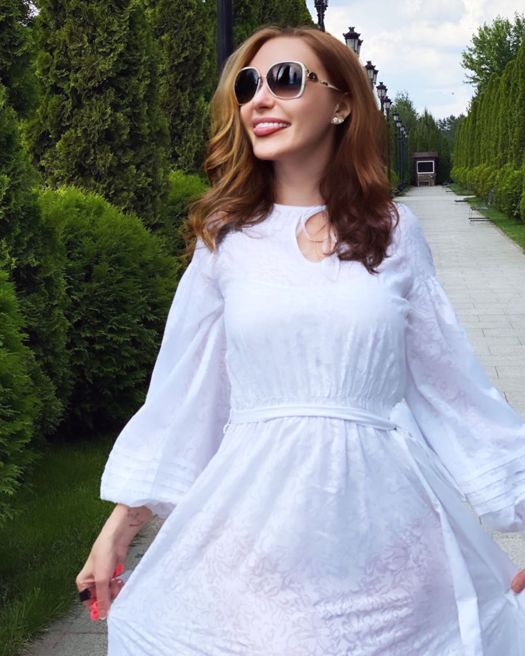 Гумор та краса: Слава Камінська вирушила на пляж у весільній сукні