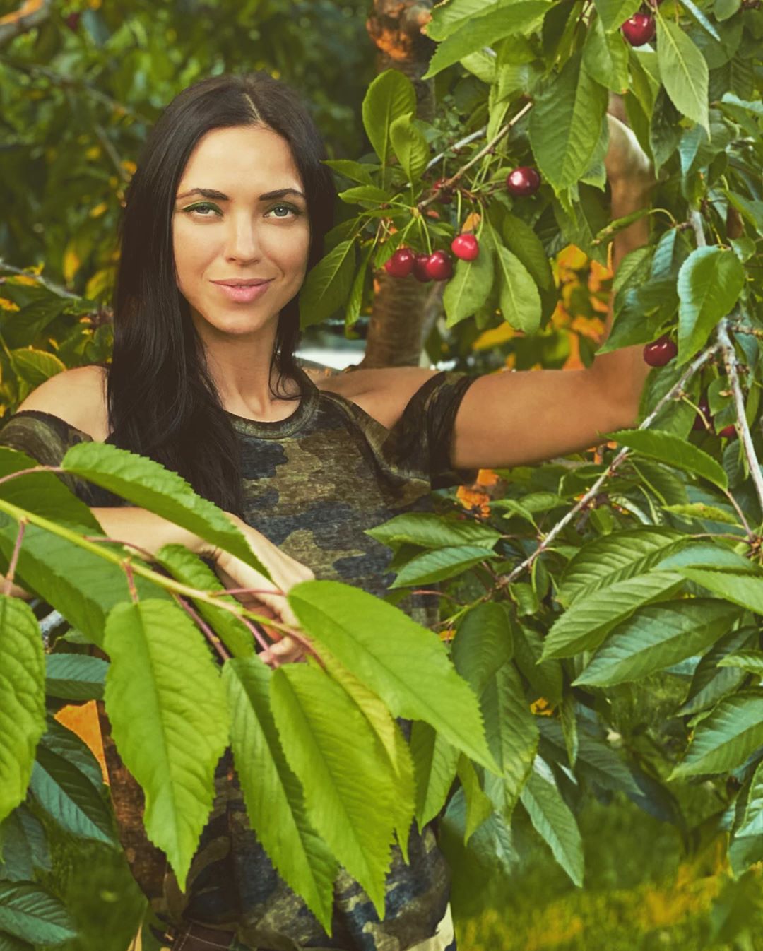 Досить дражнити: Віка з НеАнгелів апетитно ласує черешнею прямо з дерева