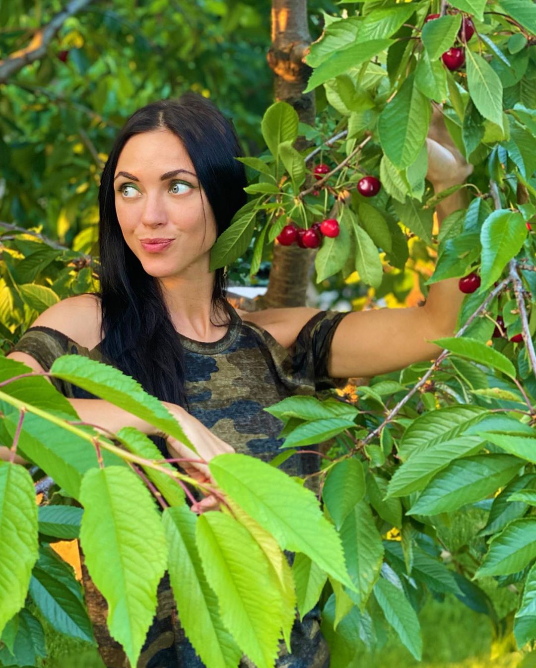 Досить дражнити: Віка з НеАнгелів апетитно ласує черешнею прямо з дерева