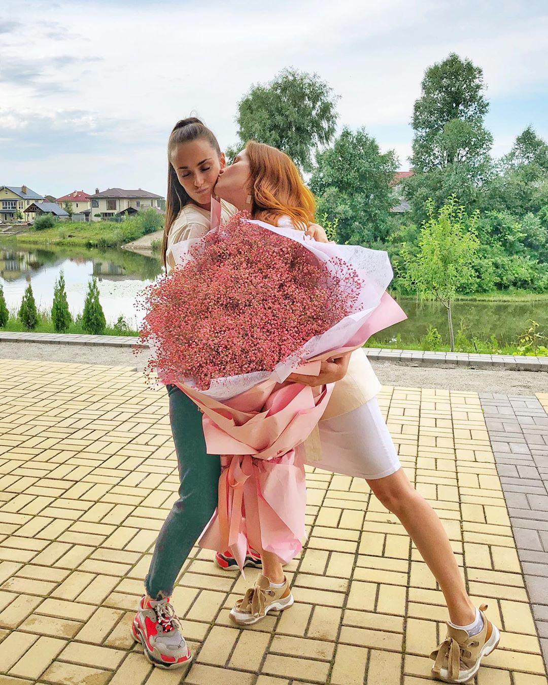 "Холостячка" Ксения Мишина показала, как ее носили на руках в день рождения