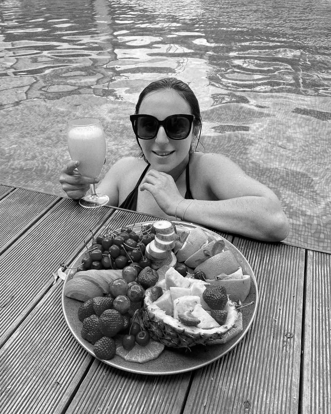 Увірватися в літо: вагітна Джамала показала, як релаксує у басейні