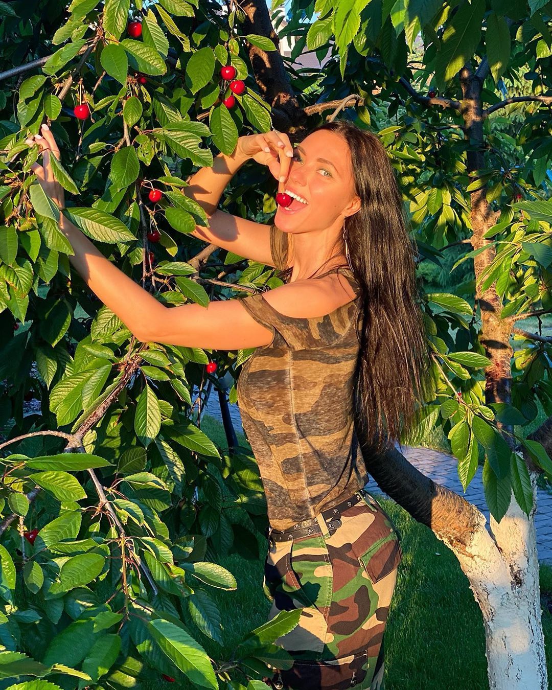 Досить дражнити: Віка з НеАнгелів апетитно ласує черешнею прямо з дерева