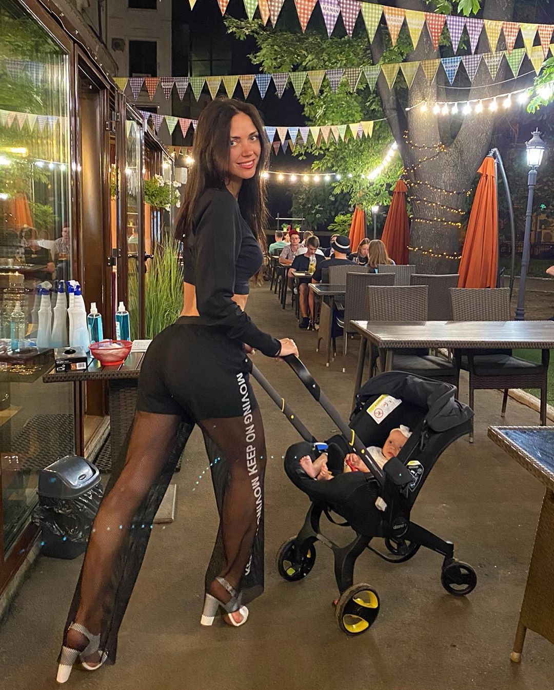 Стильна маман: Віка з НеАнгелів розбурхала мережу фото з дитячою коляскою
