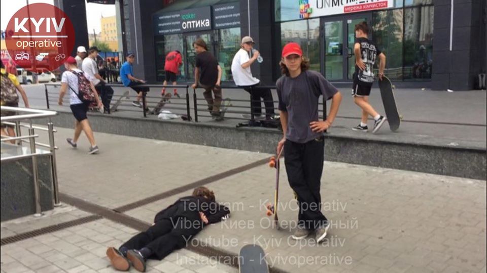 У Києві на людей серед білого дня нападають підлітки: поліція не діє