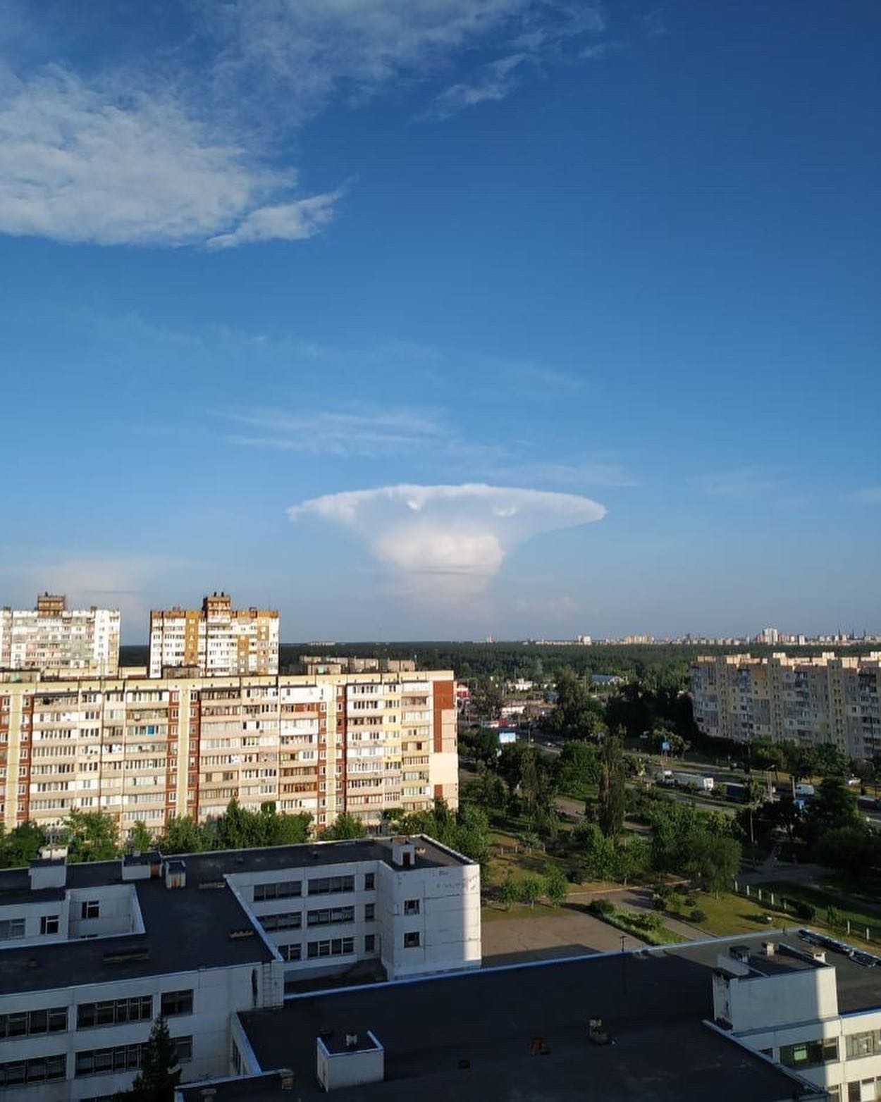 Над Киевом появился &quot;ядерный гриб&quot;: фото и видео редкого явления