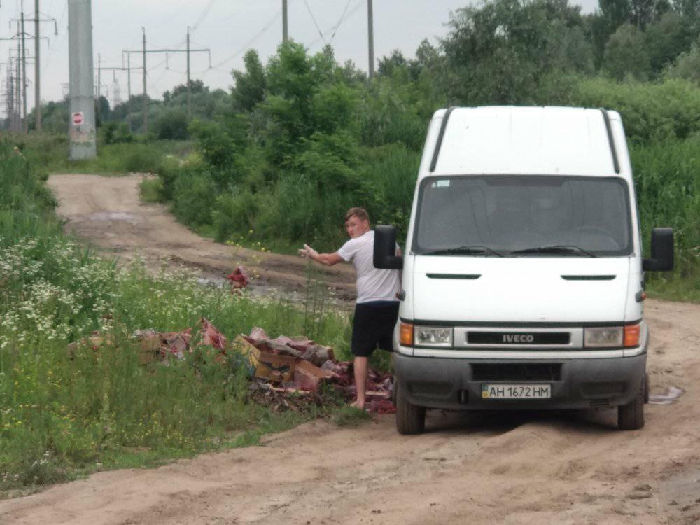 У Києві зелену зону перетворили на звалище сміття