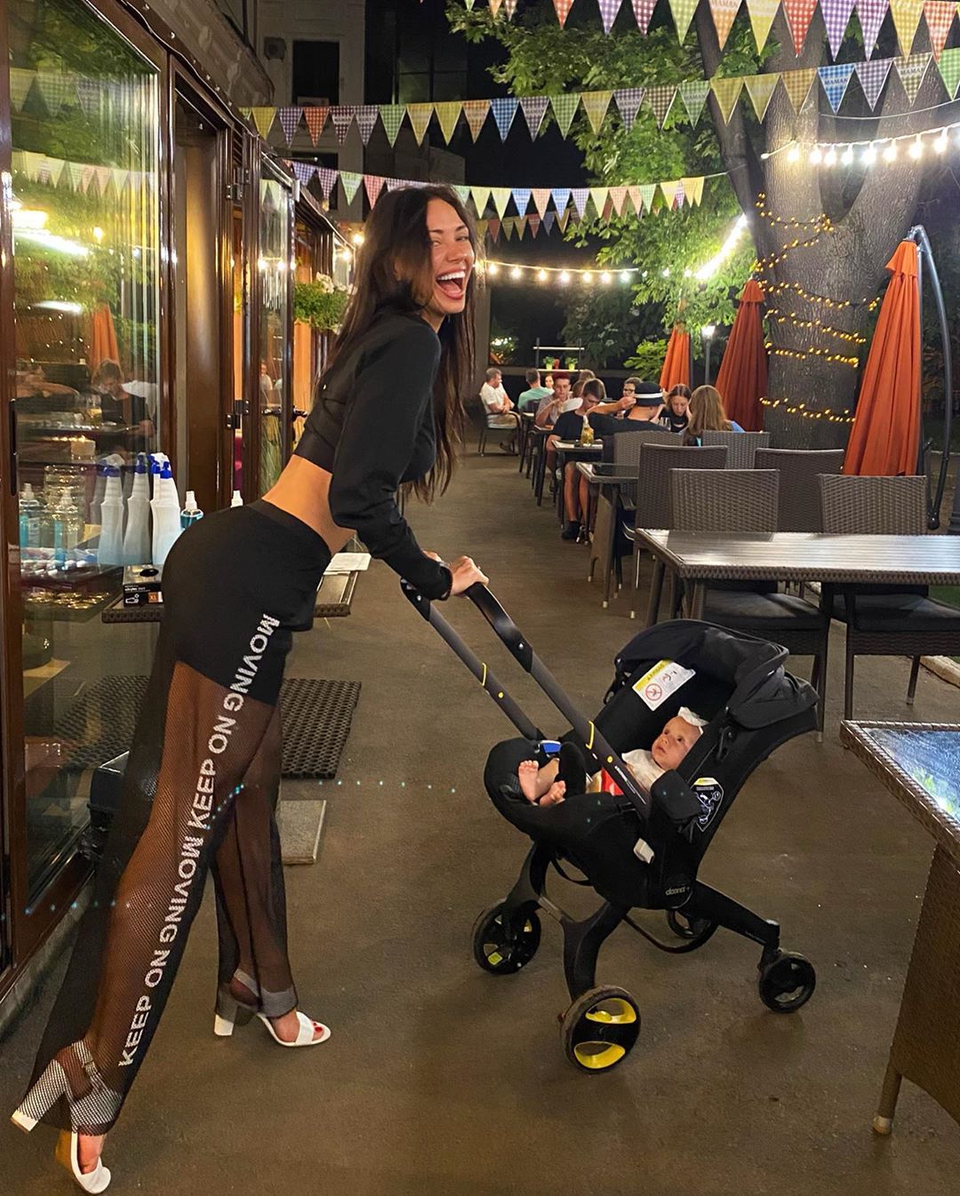 Стильна маман: Віка з НеАнгелів розбурхала мережу фото з дитячою коляскою