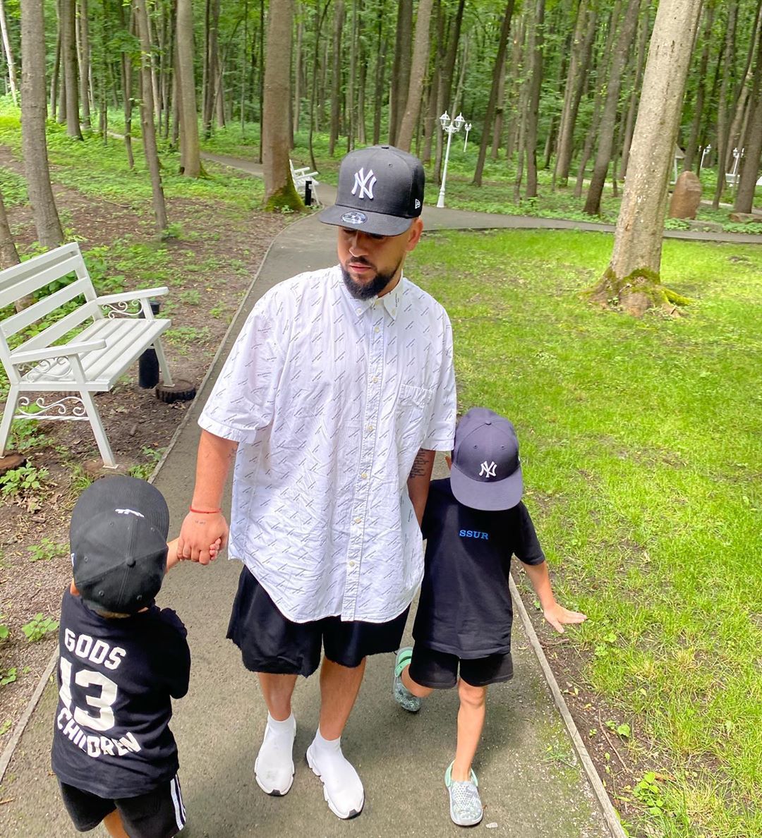 Идеальный папа: жена MONATIK'а растрогала сеть нежными фото певца с сыновьями