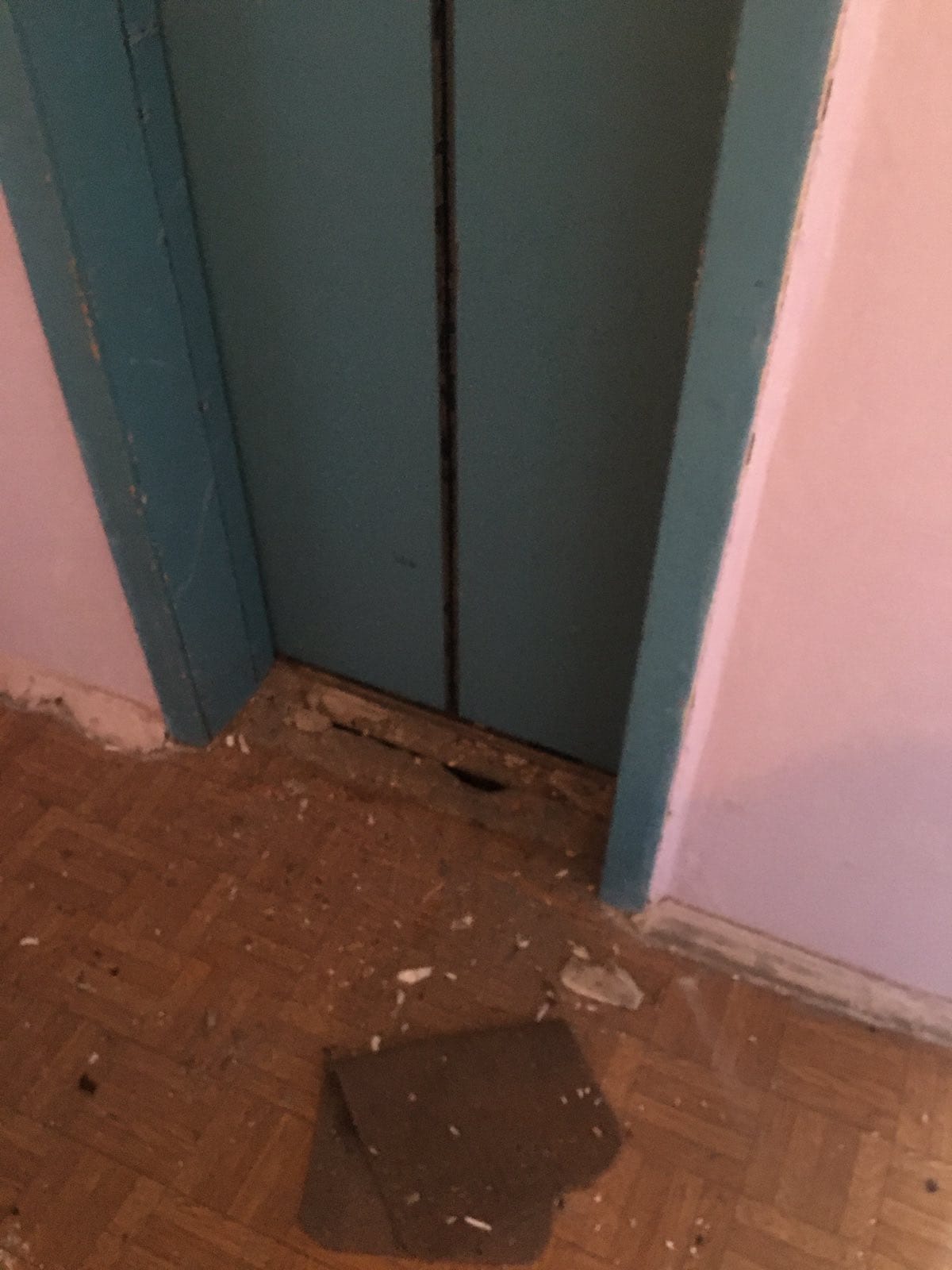 Пішли тріщини по стінах: сусіди будинку, що вибухнув у Києві бояться йти додому