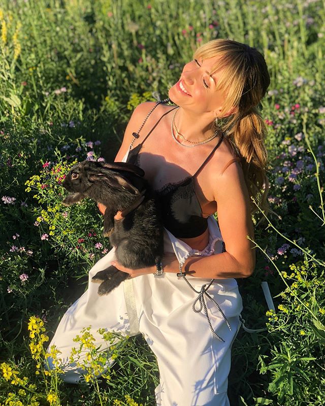 Леся Никитюк засветила кружевное белье на ярком фото в неожиданной компании