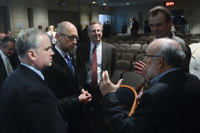 Яценюк у Вашингтоні взяв участь у показі фільму про Україну &quot;Точка зламу&quot;