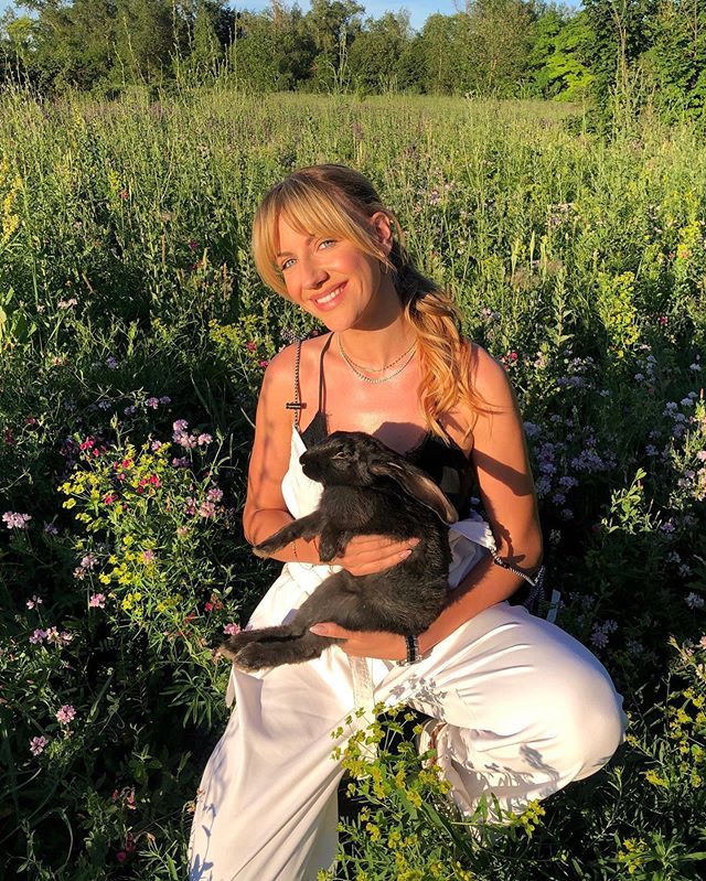 Леся Никитюк засветила кружевное белье на ярком фото в неожиданной компании