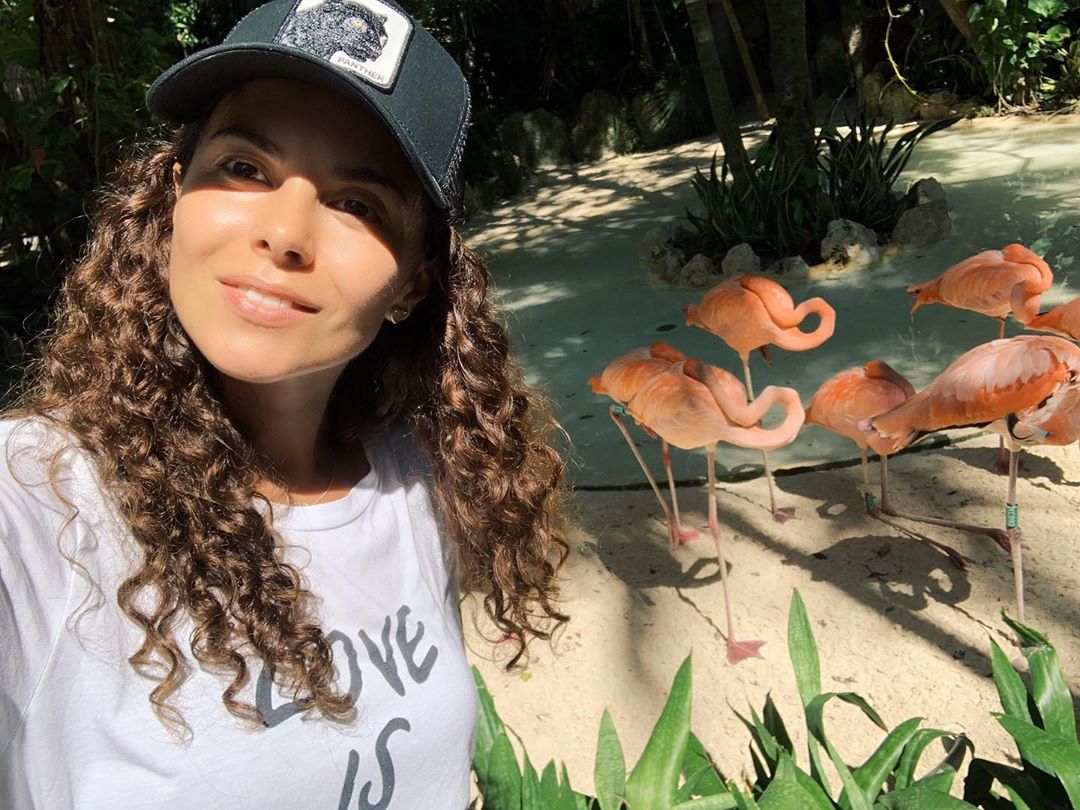 Без капли макияжа: Настя Каменских покорила натуральной красотой на фото с фламинго