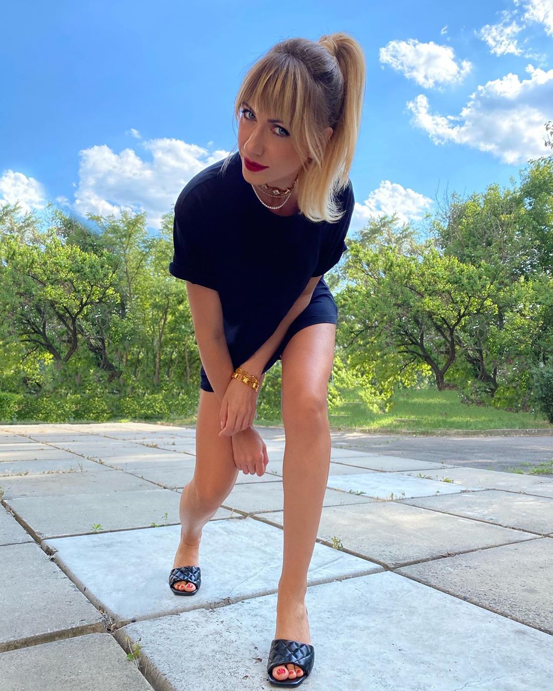 На низком старте: Леся Никитюк восхитила стройной фигурой в мини-платье