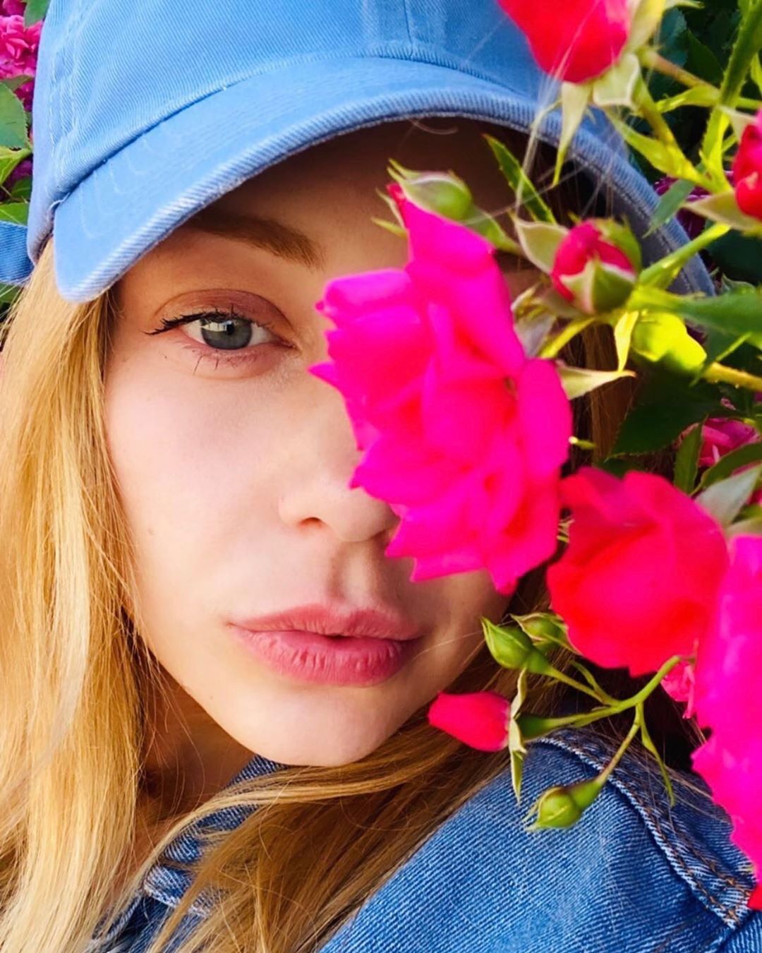 Нежный пион: Тина Кароль заворожила чувственными фото в белоснежном мини