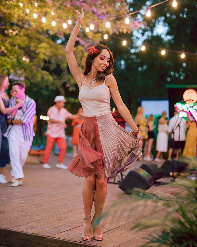 Дюймовочка: кокетлива Катерина Кухар засвітила стрункі ніжки під час спекотних танців