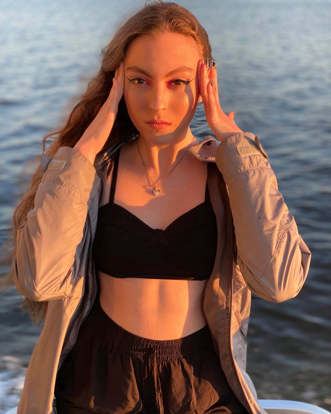 Дочь Оли Поляковой в коротком топе похвасталась тонкой талией