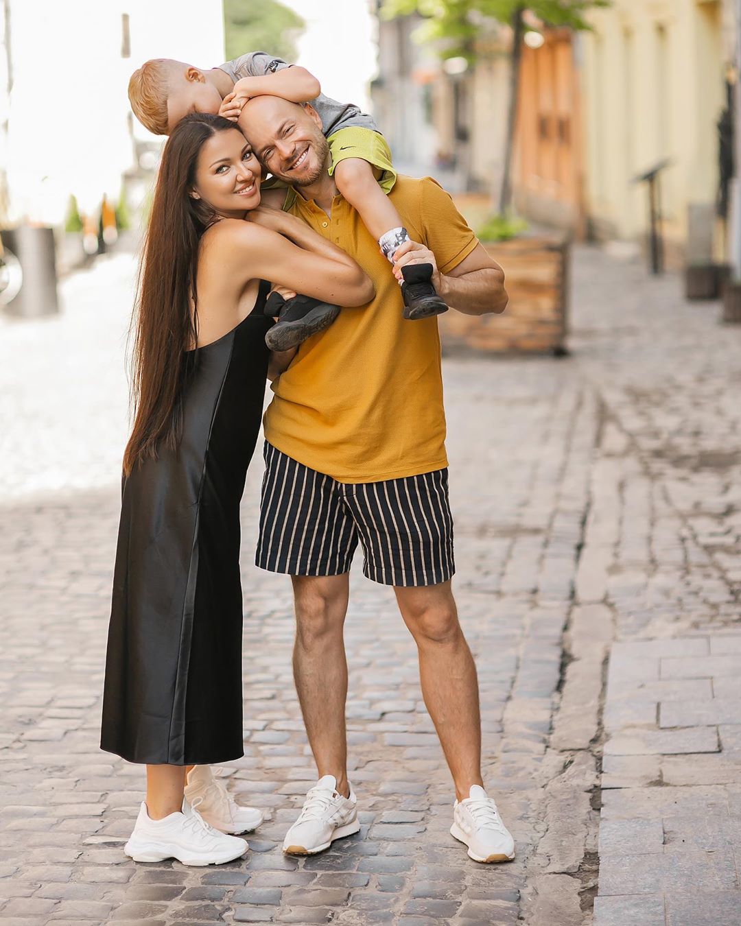 Самое большое достижение: Влад Яма растрогал сеть семейной фотосессией с женой и сыном