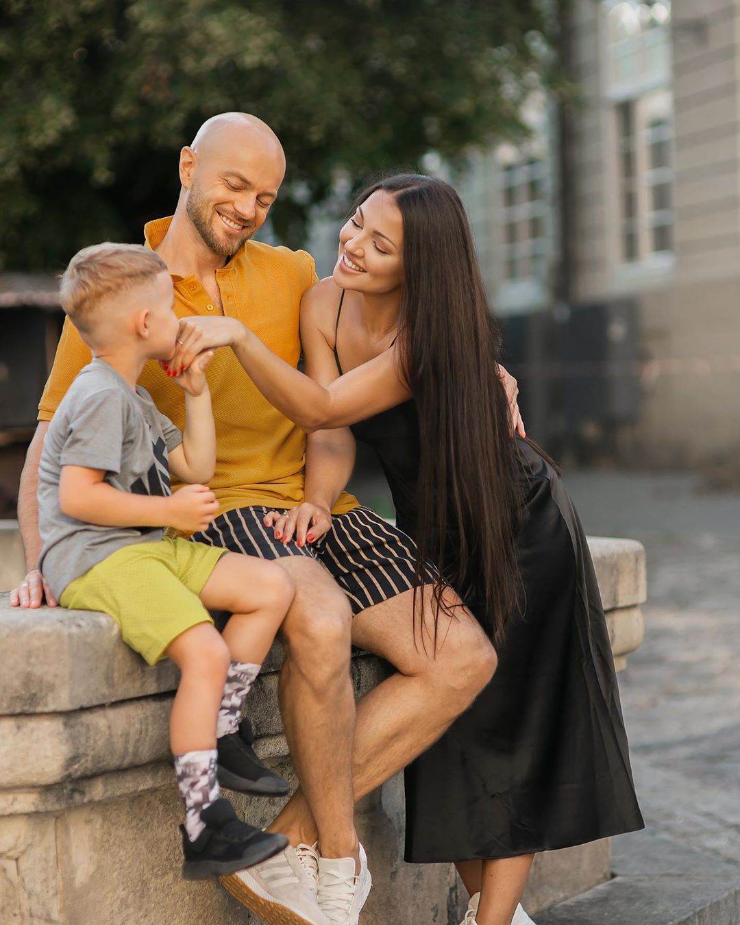 Самое большое достижение: Влад Яма растрогал сеть семейной фотосессией с женой и сыном