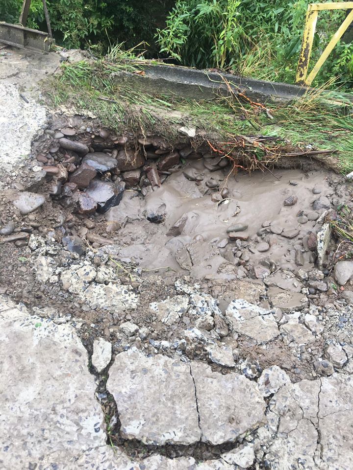 Люди рятувалися через вікна: наслідки нічної повені на Закарпатті показали на фото