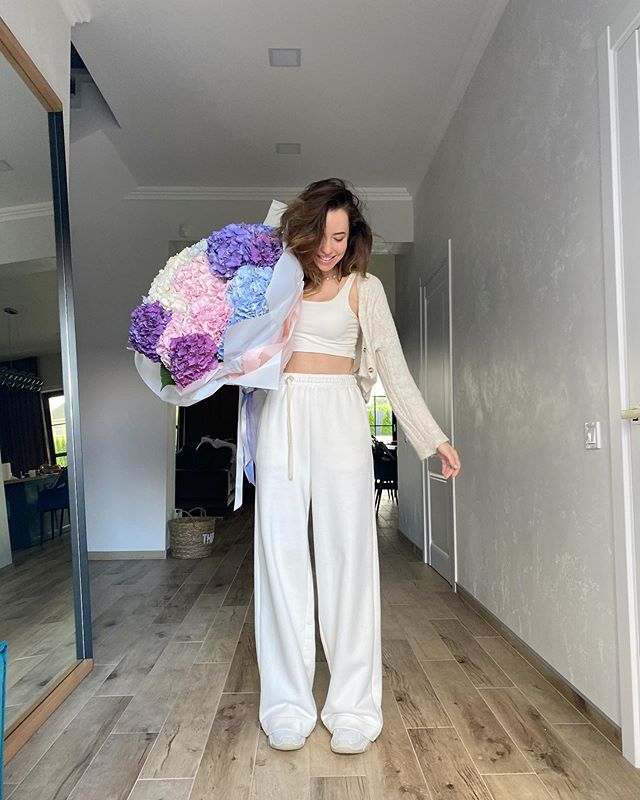 Самая счастливая: Дорофеева в микротопе впечатлила роскошным подарком от Дантеса на годовщину