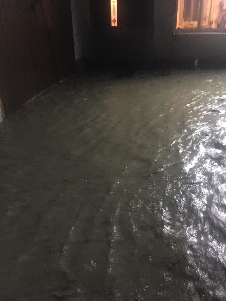 Люди рятувалися через вікна: наслідки нічної повені на Закарпатті показали на фото