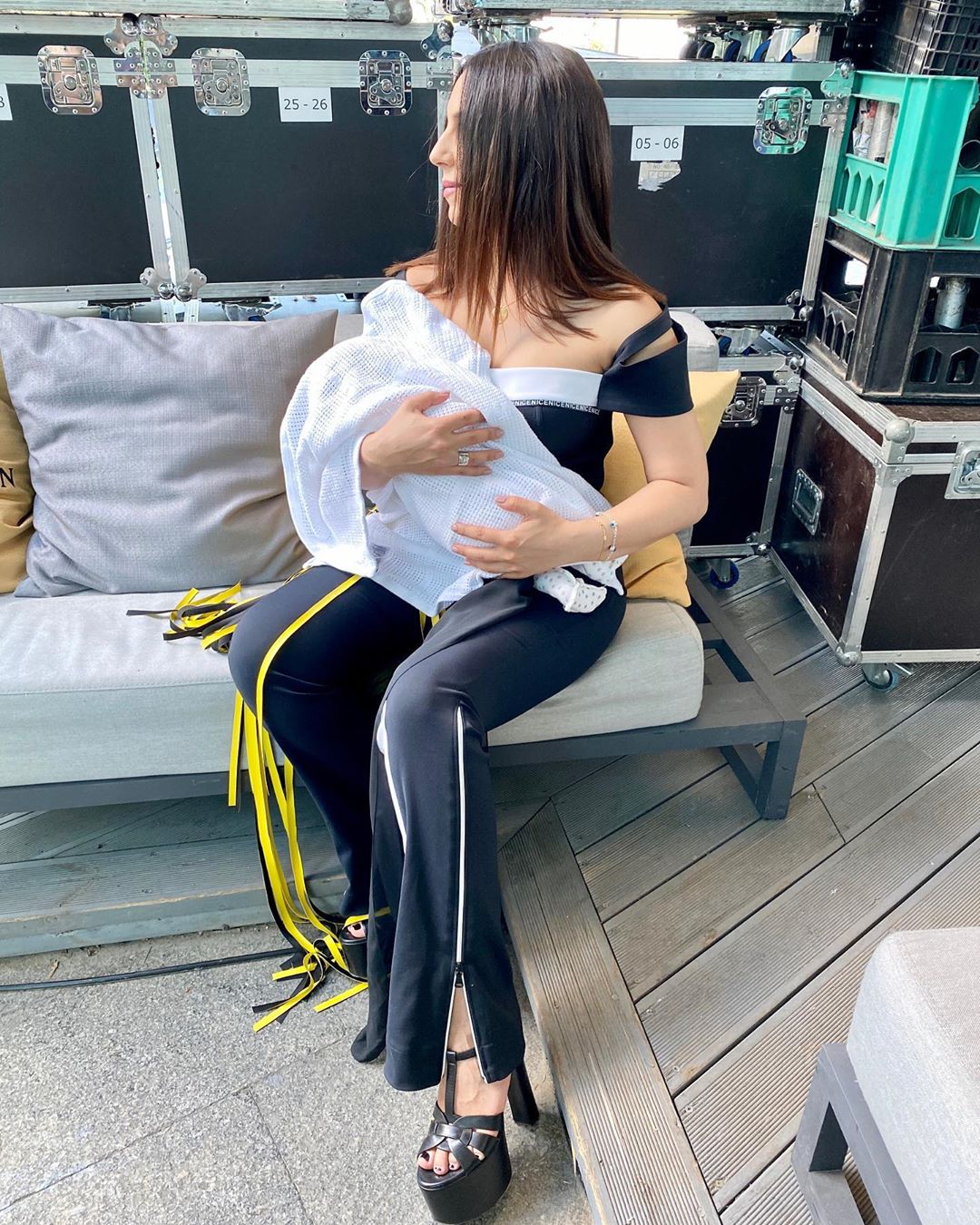 Вже повернулася до роботи: Джамала вразила підтягнутою фігурою після пологів