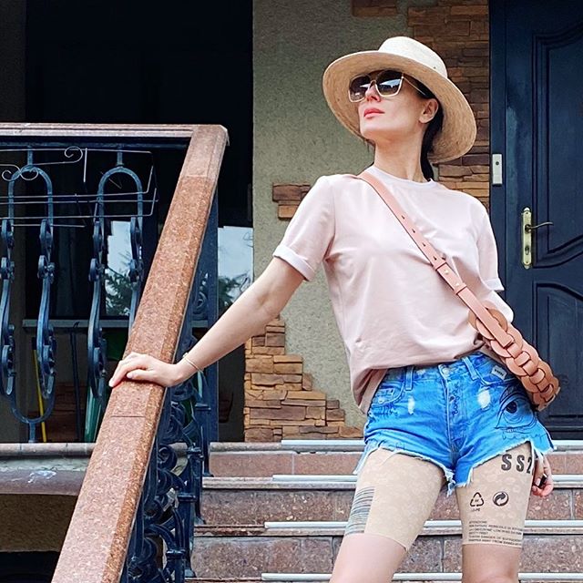 Не узнать: Ефросинина в микрошортах и экстравагантных велосипедках поразила дерзким образом