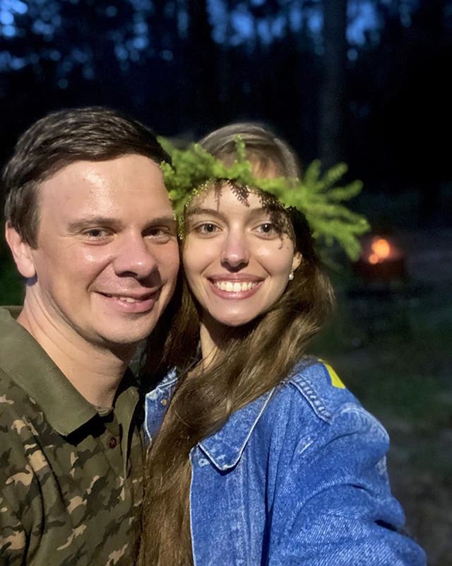 Счастливый Дмитрий Комаров с нежной женой без макияжа очаровали фото с купальской ночи
