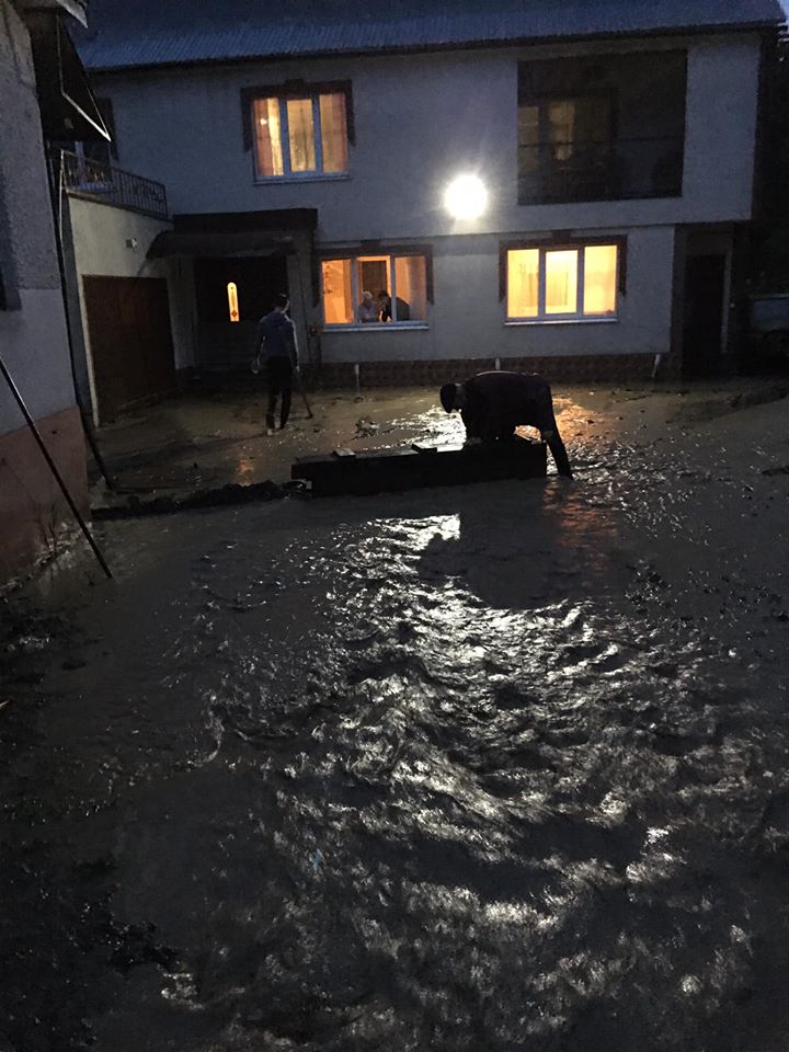 Люди рятувалися через вікна: наслідки нічної повені на Закарпатті показали на фото